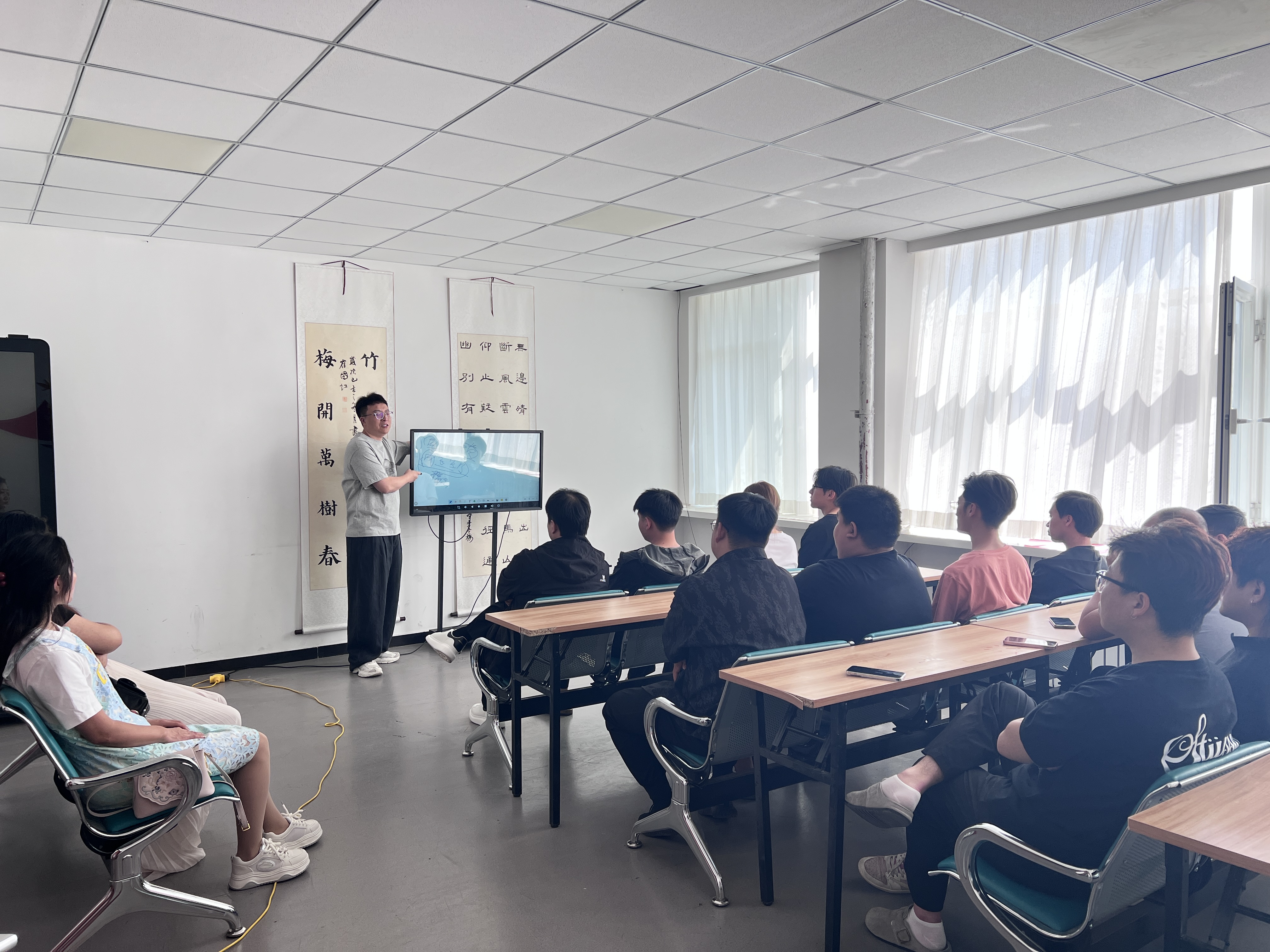学员在教室听课