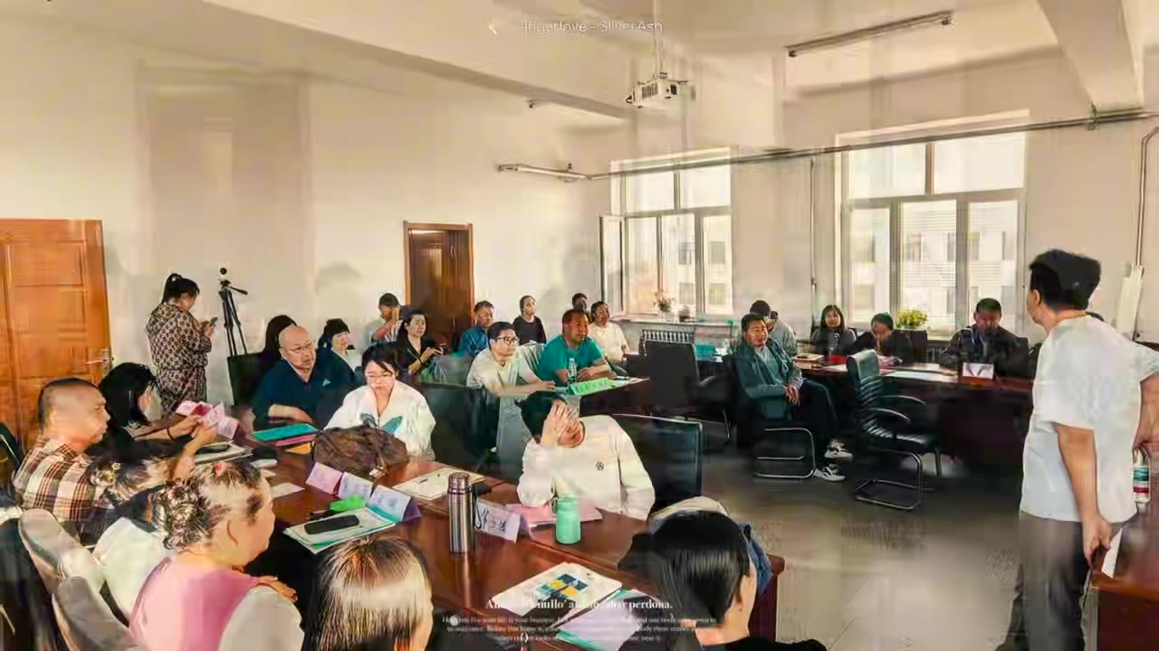 学员与讲师围桌研讨